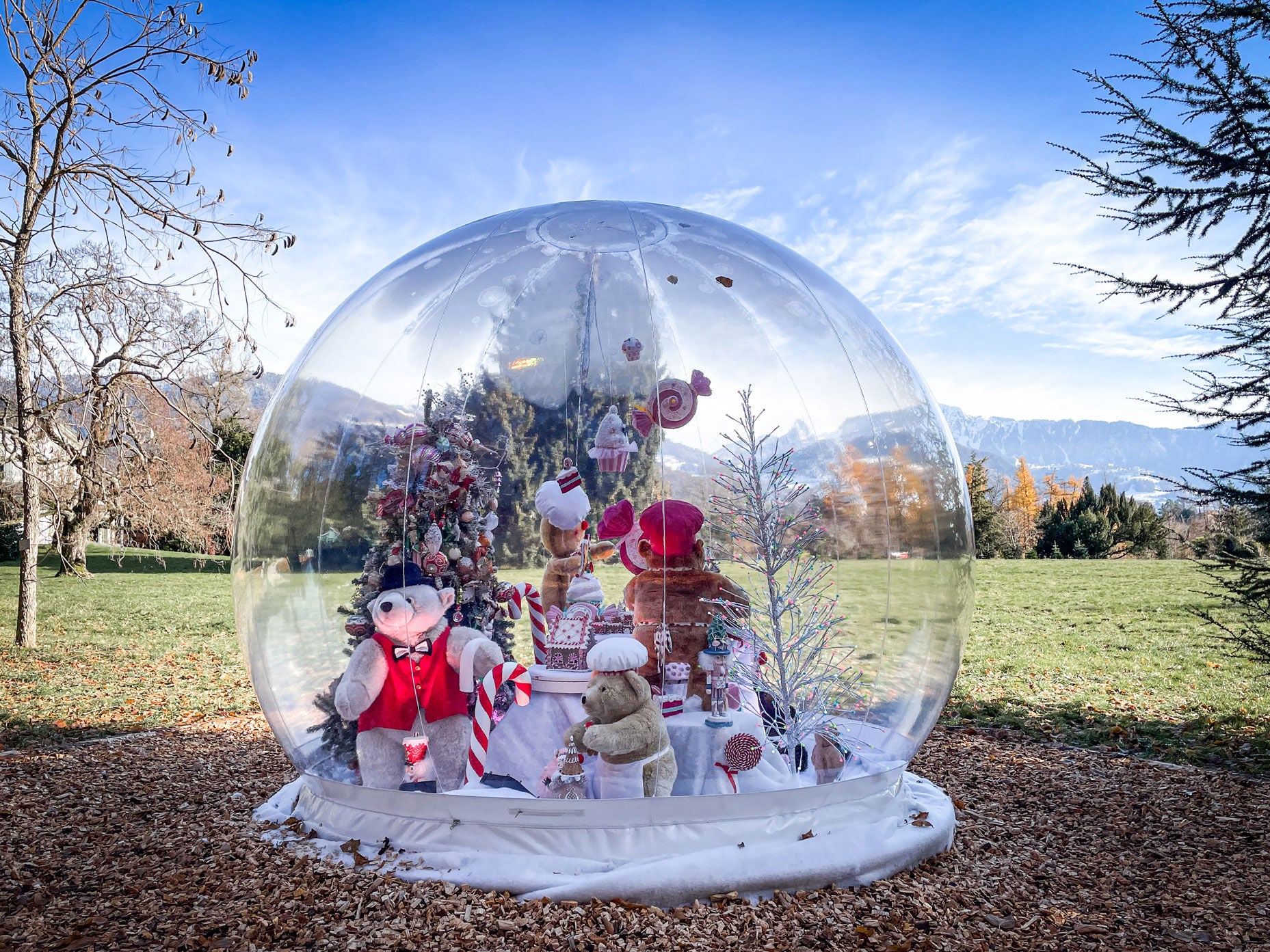 THE GIANT CHRISTMAS BUBBLES